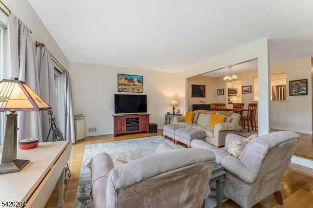 37 Chelsea Cir, Raritan Twp., NJ 08822