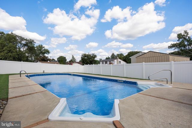 622 PASADENA DR, Magnolia, NJ 08049