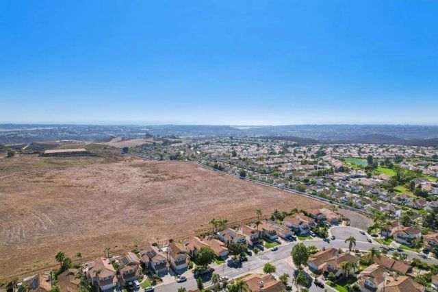 2124 Redwood Crst, Vista, CA 92081