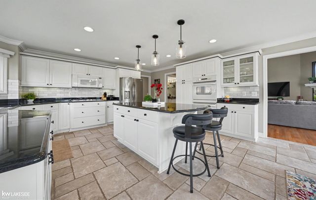 47843 Milonas Drive, Shelby Twp, MI 48315