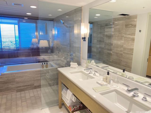 383 Kalaimoku Street 1608, Honolulu, HI 96815