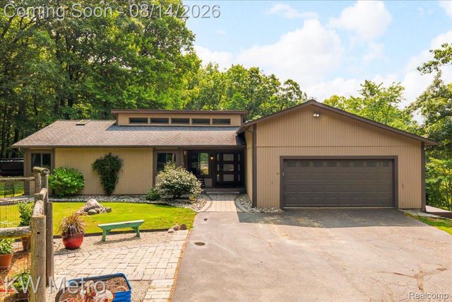 3050 Indian Lake Road, Addison Township, MI 48370
