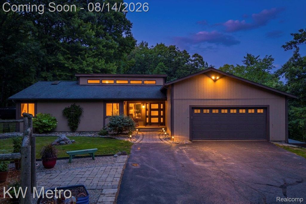3050 Indian Lake Road, Addison Township, MI 48370