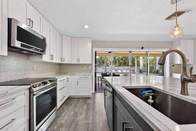 159 SE 26th Avenue, Boynton Beach, FL 33435