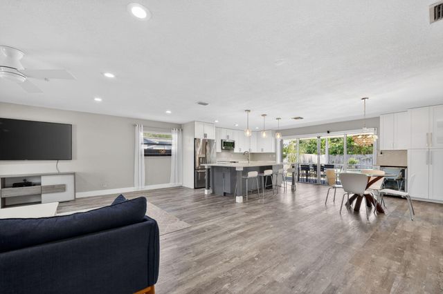 159 SE 26th Avenue, Boynton Beach, FL 33435