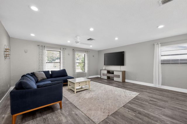 159 SE 26th Avenue, Boynton Beach, FL 33435