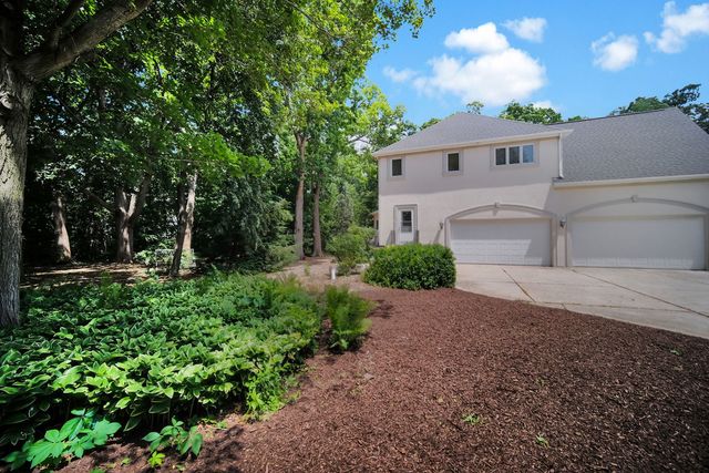 36W244 Fieldcrest Drive, St. Charles, IL 60175