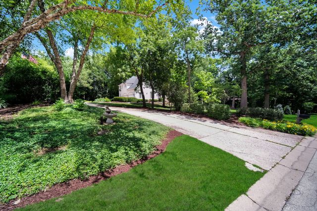 36W244 Fieldcrest Drive, St. Charles, IL 60175