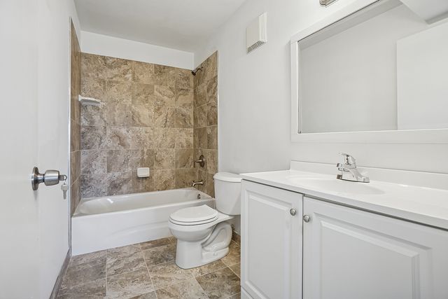 112 Mullingar Court 2B, Schaumburg, IL 60193