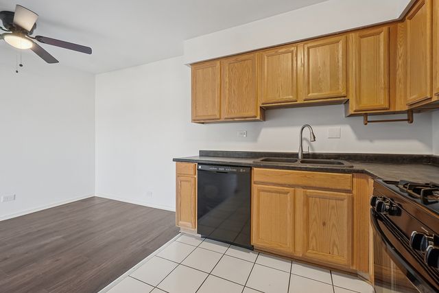 112 Mullingar Court 2B, Schaumburg, IL 60193