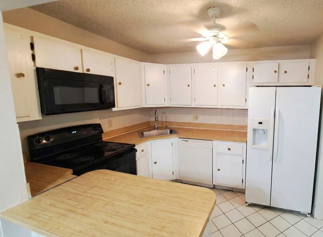 222 Pine Hov Circle B-2, Greenacres, FL 33463