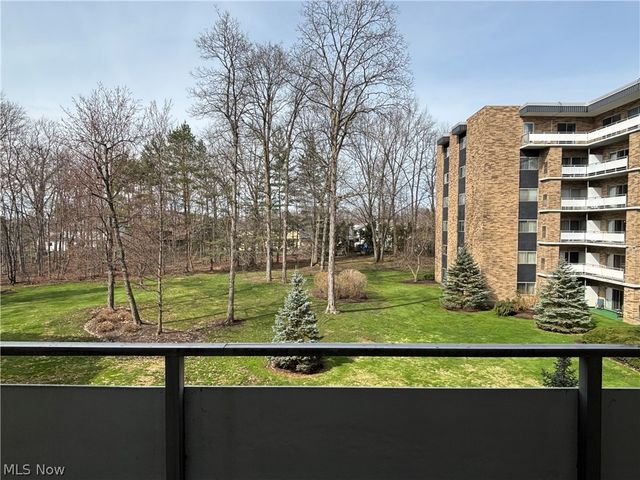 2112 Acacia Park Drive 312, Lyndhurst, OH 44124