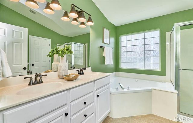 28 Jacobs Court W, St Peters, MO 63376