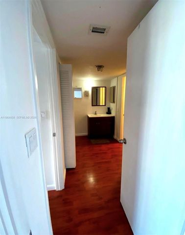 3731 N Country Club Dr 229, Aventura, FL 33180