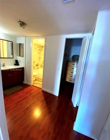 3731 N Country Club Dr 229, Aventura, FL 33180