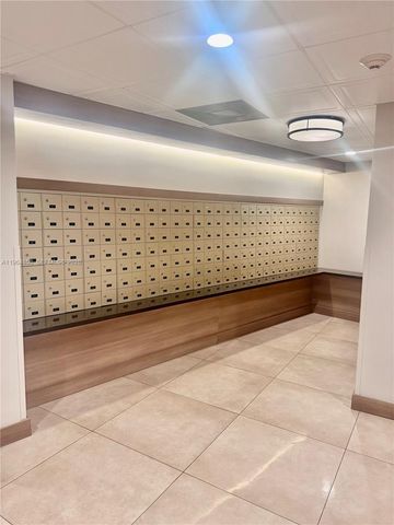 3731 N Country Club Dr 229, Aventura, FL 33180