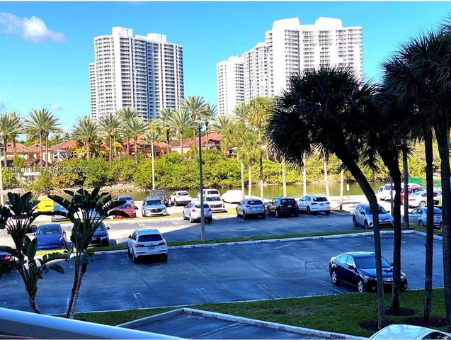 3731 N Country Club Dr 229, Aventura, FL 33180
