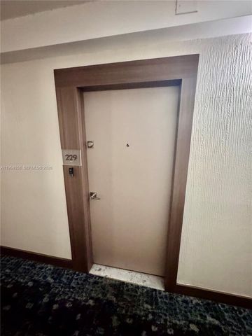 3731 N Country Club Dr 229, Aventura, FL 33180