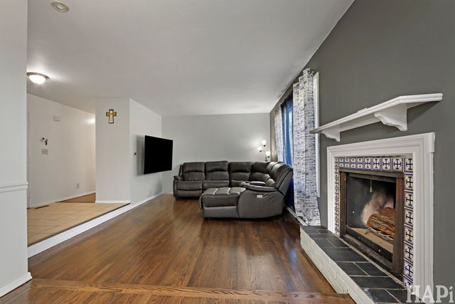 810 N Oakwood Drive, Mchenry, IL 60050