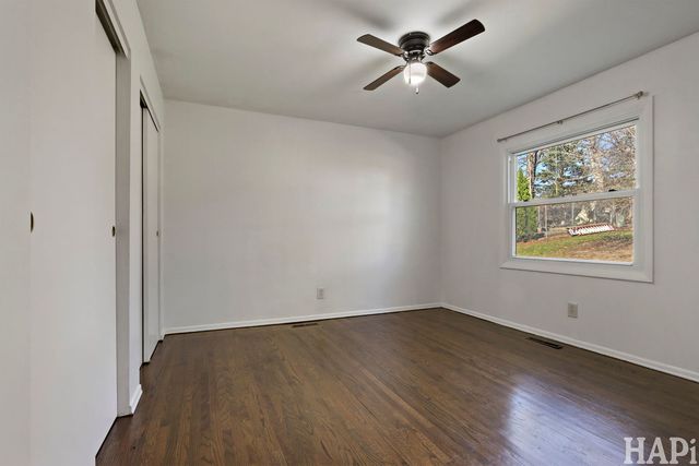 810 N Oakwood Drive, Mchenry, IL 60050