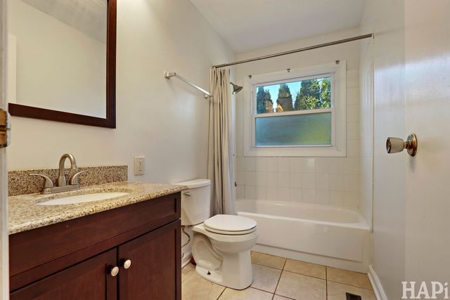 810 N Oakwood Drive, Mchenry, IL 60050