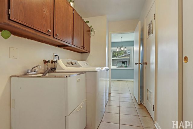 810 N Oakwood Drive, Mchenry, IL 60050