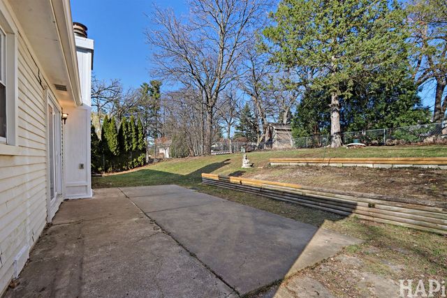 810 N Oakwood Drive, Mchenry, IL 60050