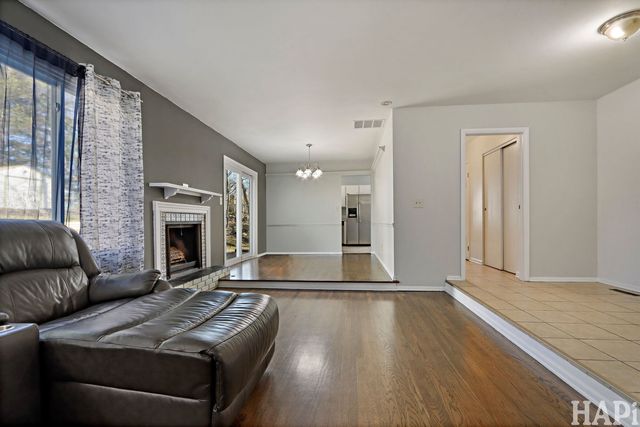 810 N Oakwood Drive, Mchenry, IL 60050