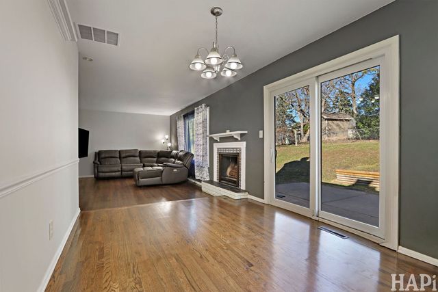 810 N Oakwood Drive, Mchenry, IL 60050