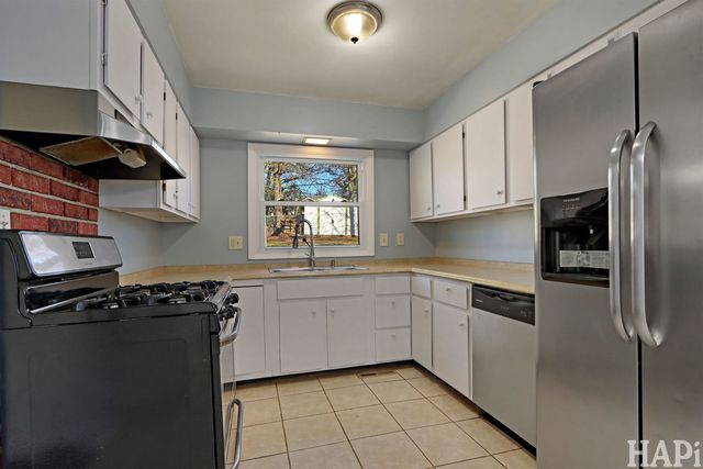 810 N Oakwood Drive, Mchenry, IL 60050