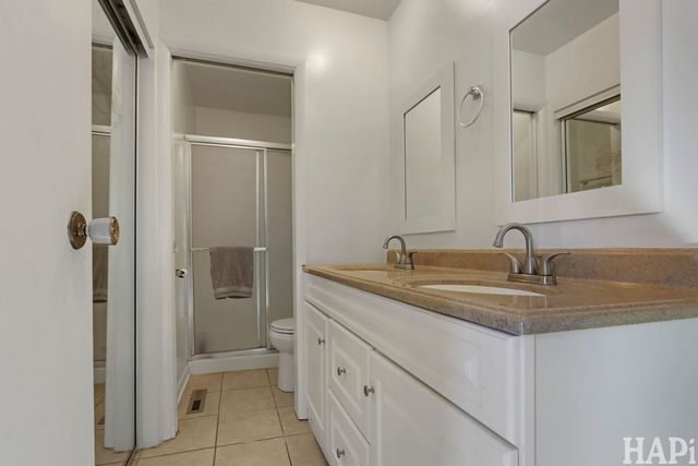 810 N Oakwood Drive, Mchenry, IL 60050