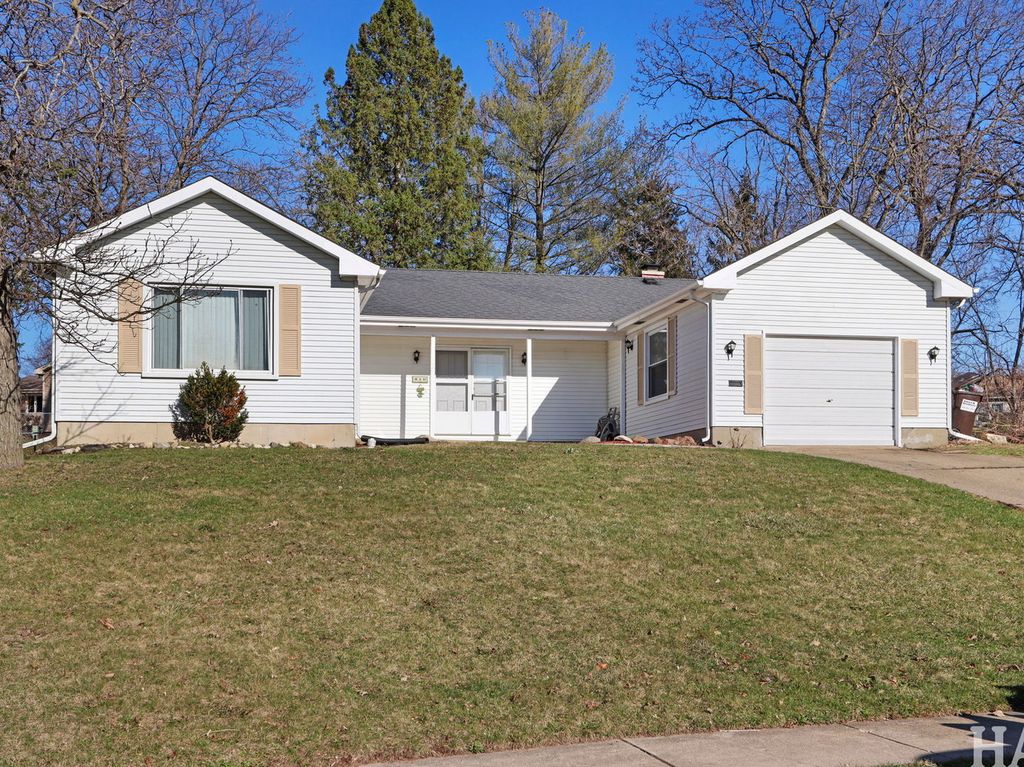 810 N Oakwood Drive, Mchenry, IL 60050