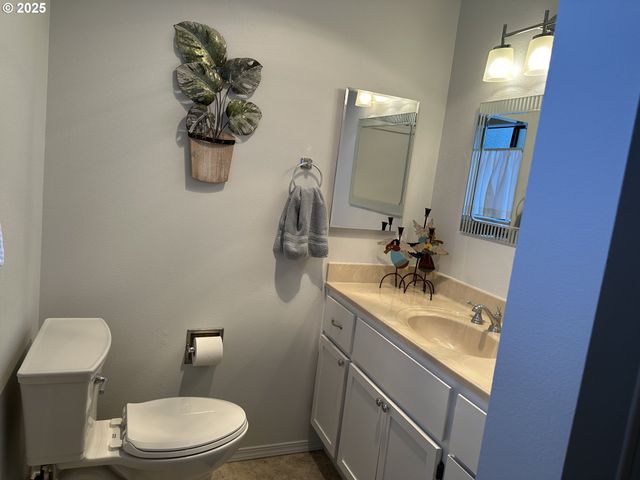 801 BROOKHAVEN Dr A, Brookings, OR 97415