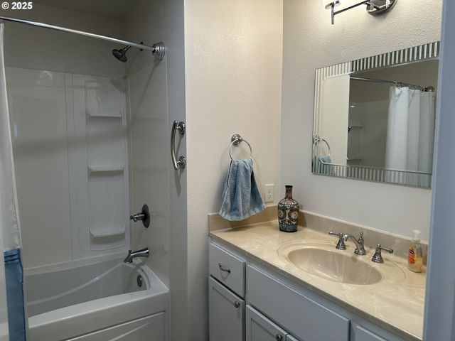801 BROOKHAVEN Dr A, Brookings, OR 97415