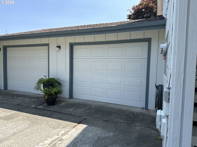 801 BROOKHAVEN Dr A, Brookings, OR 97415
