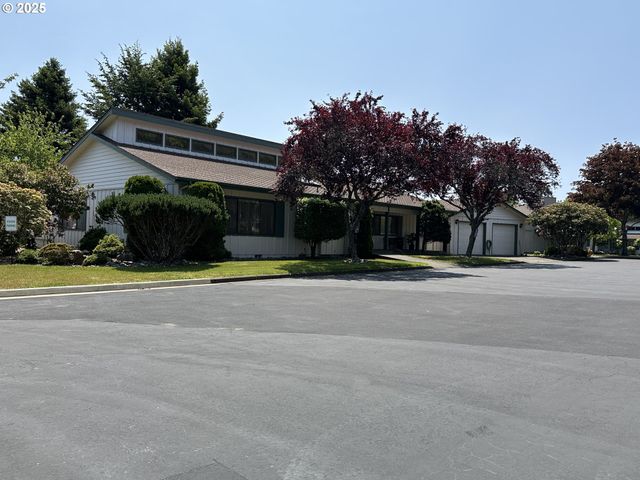 801 BROOKHAVEN Dr A, Brookings, OR 97415