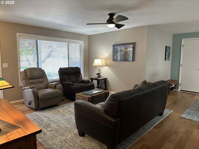 801 BROOKHAVEN Dr A, Brookings, OR 97415