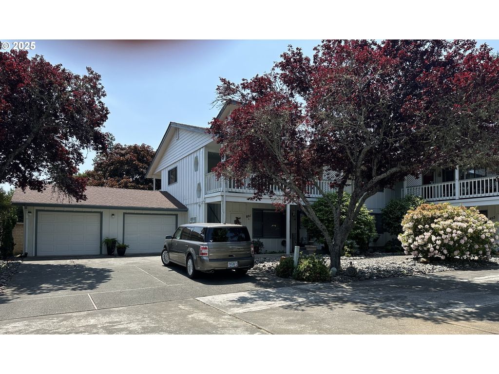 801 BROOKHAVEN Dr A, Brookings, OR 97415