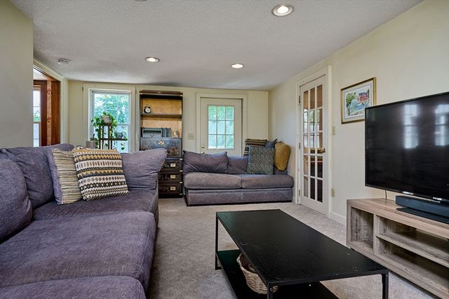 666 Montgomery Rd, Westfield, MA 01085