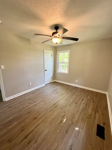 1818 Crestview Dr, Pulaski, TN 38478