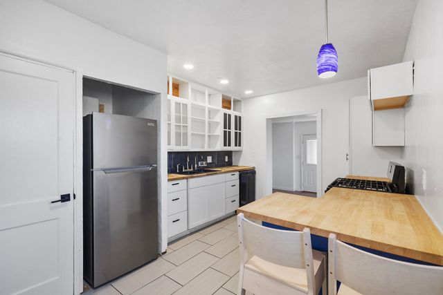 2424 La Veta Drive NE, Albuquerque, NM 87110