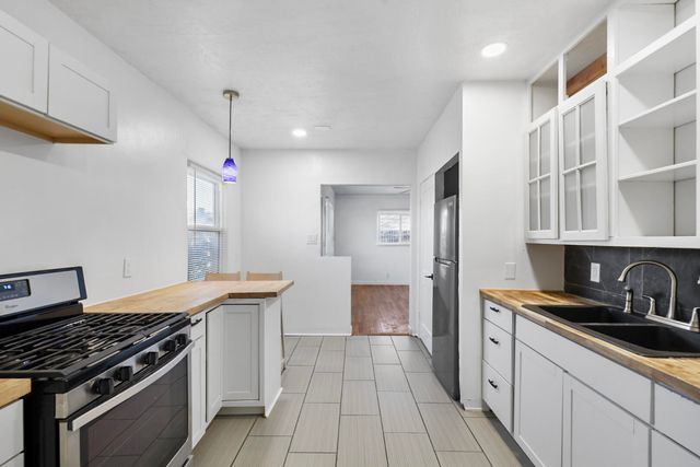 2424 La Veta Drive NE, Albuquerque, NM 87110