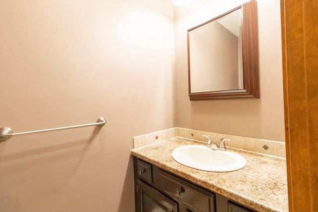 8 Spinnaker Ln B, Taunton, MA 02780