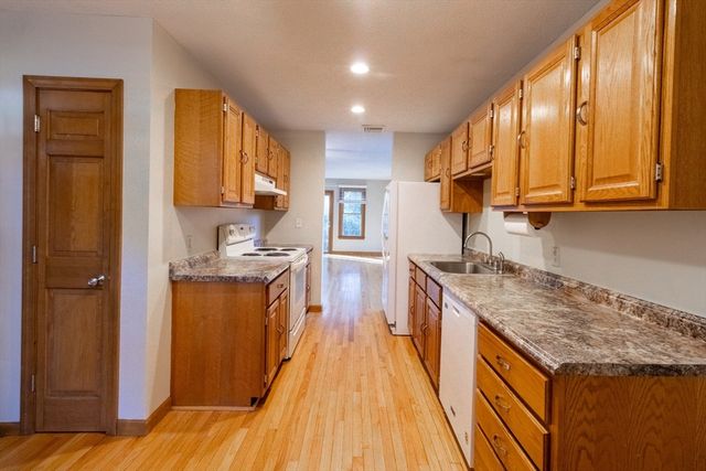 8 Spinnaker Ln B, Taunton, MA 02780