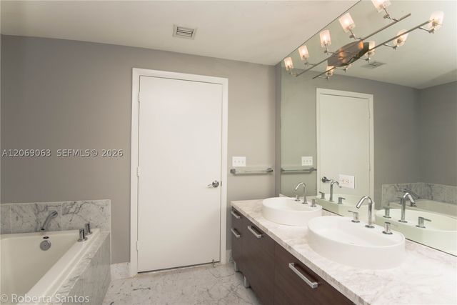 244 Biscayne Blvd 3902, Miami, FL 33132
