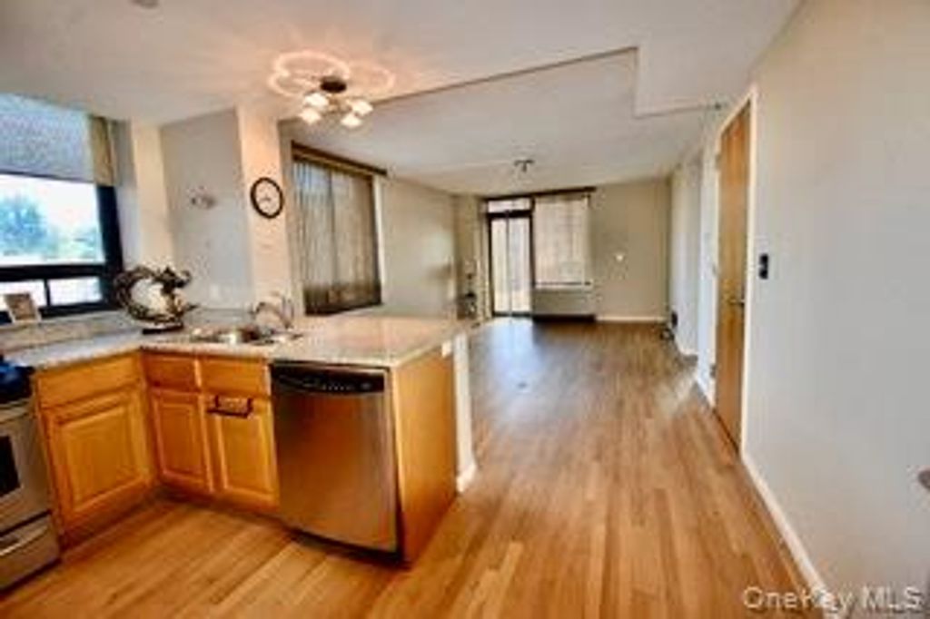 11624 Grosvenor Lane 4D, Kew Gardens, NY 11418 — exterior