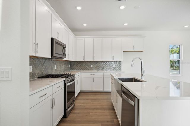 204 EAGLESTON LANE, Lakewood Ranch, FL 34240