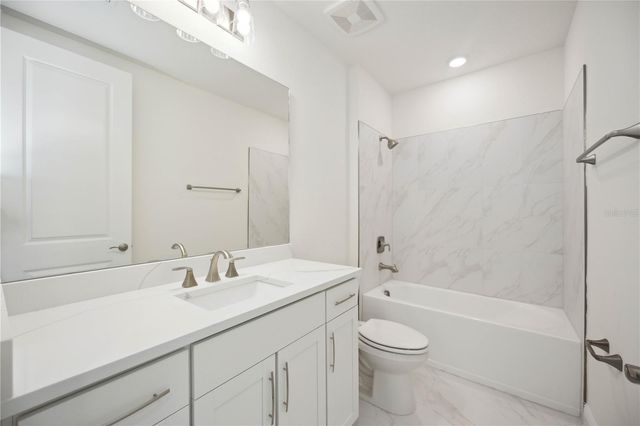 204 EAGLESTON LANE, Lakewood Ranch, FL 34240