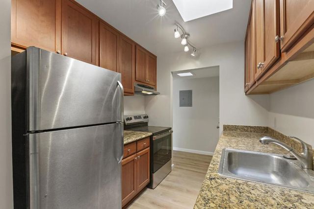 500 W Middlefield Road 18, Mountain View, CA 94043