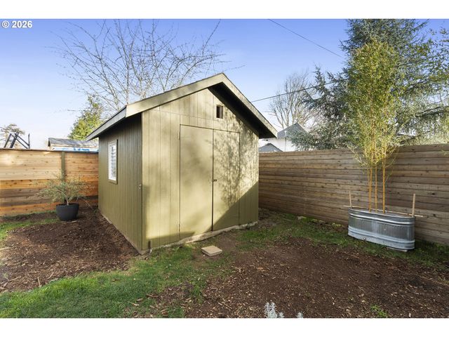 5520 Se REEDWAY St, Portland, OR 97206